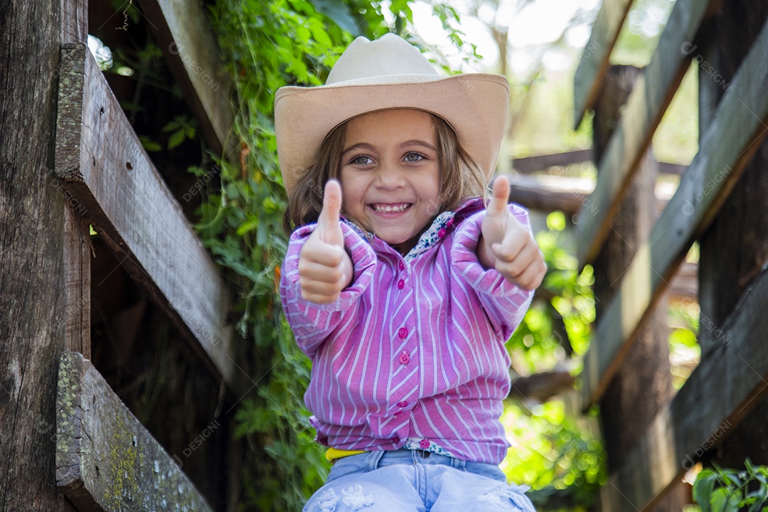 Linda menina jovem sobre fazenda