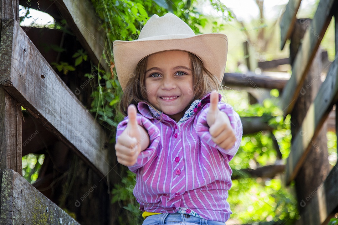 Linda menina jovem sobre fazenda