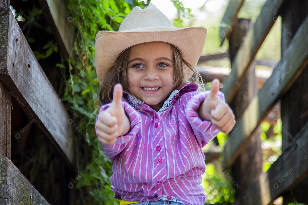 Linda menina jovem sobre fazenda
