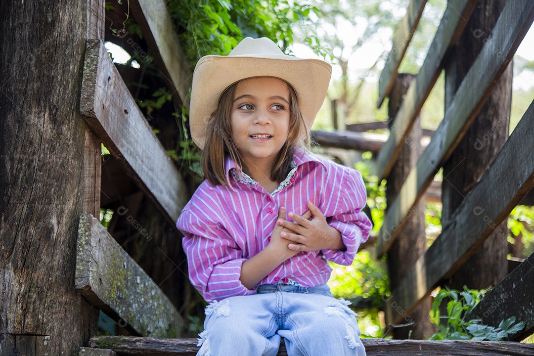 Linda menina jovem sobre fazenda