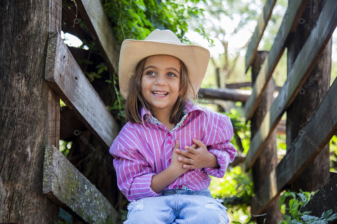 Linda menina jovem sobre fazenda