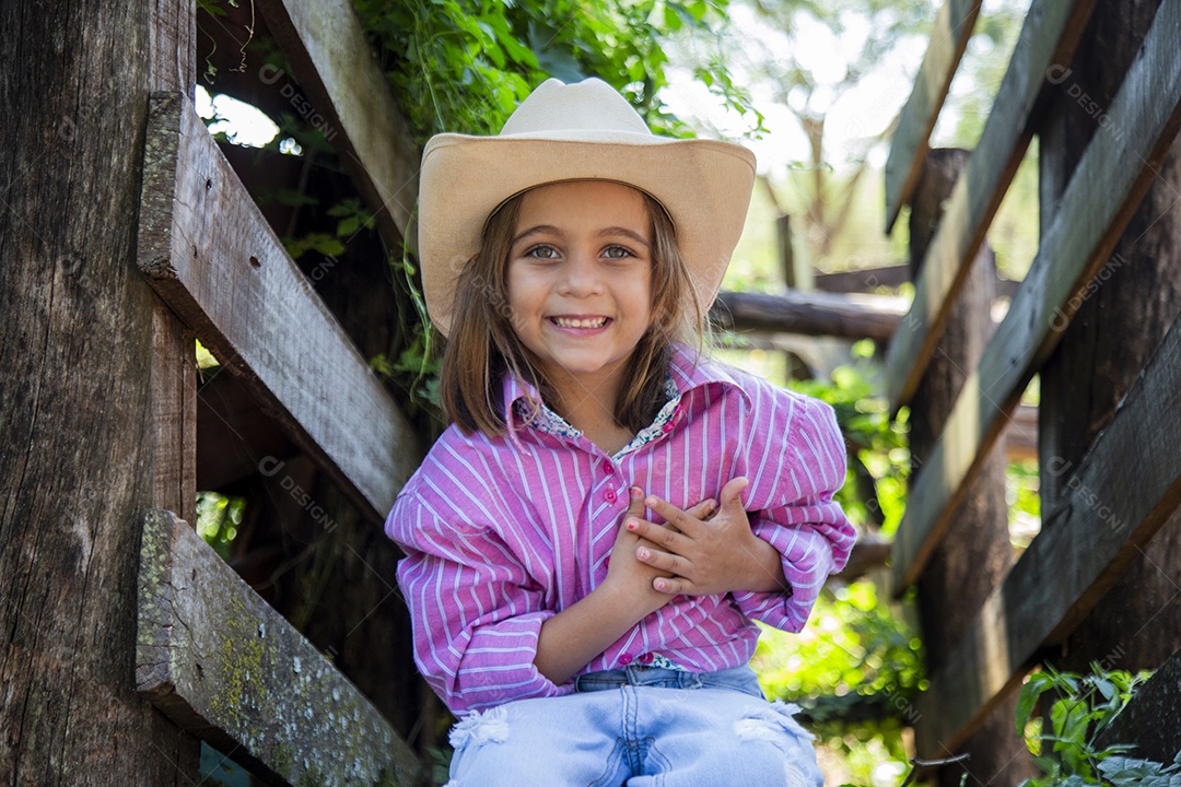 Linda menina jovem sobre fazenda