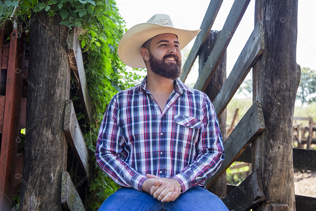 Homem jovem fazendeiro sobre fazenda