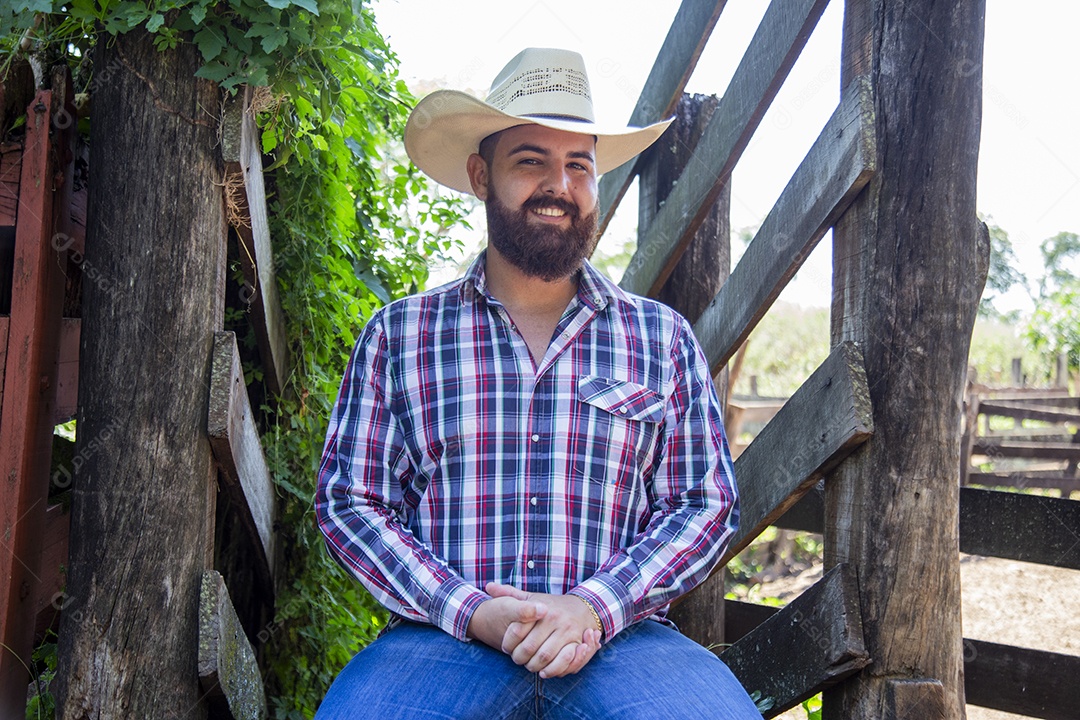 Homem jovem fazendeiro sobre fazenda