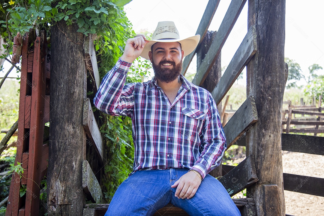 Homem jovem fazendeiro sobre fazenda