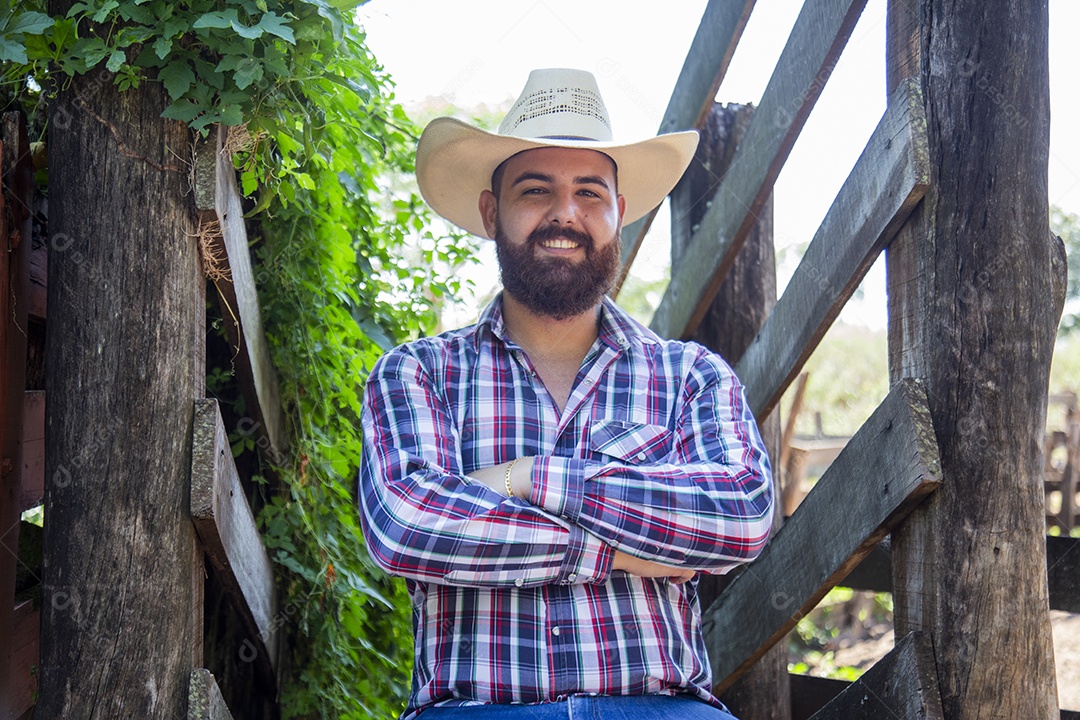 Homem jovem fazendeiro sobre fazenda