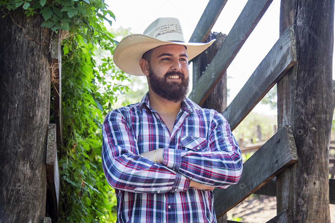 Homem jovem fazendeiro sobre fazenda