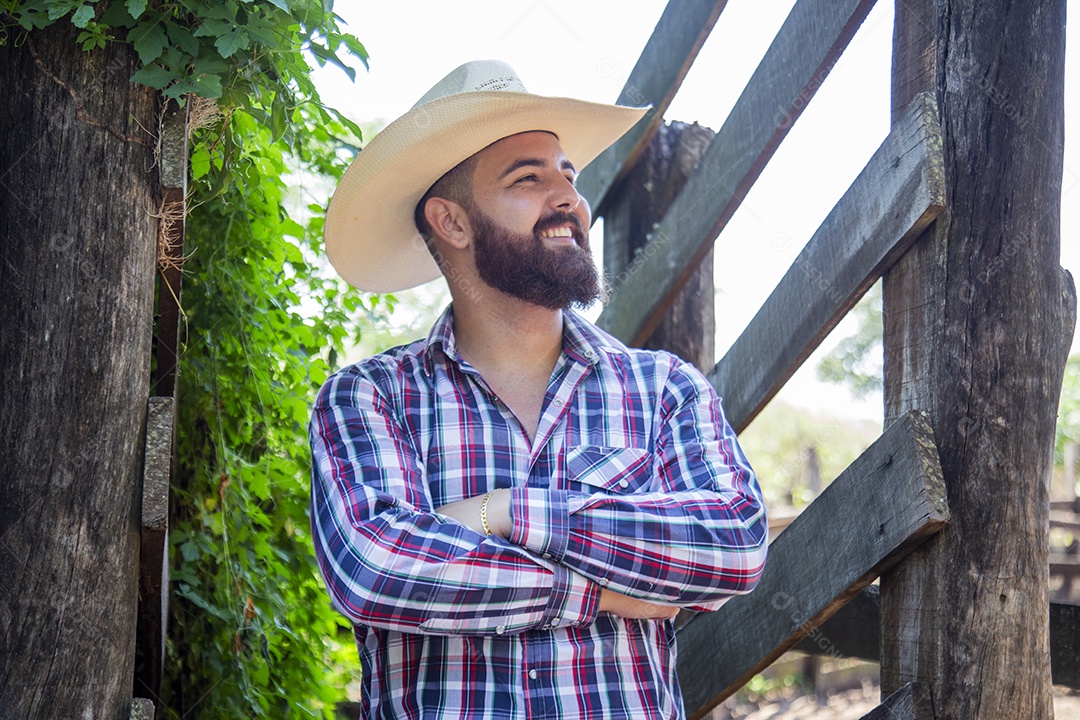 Homem jovem fazendeiro sobre fazenda