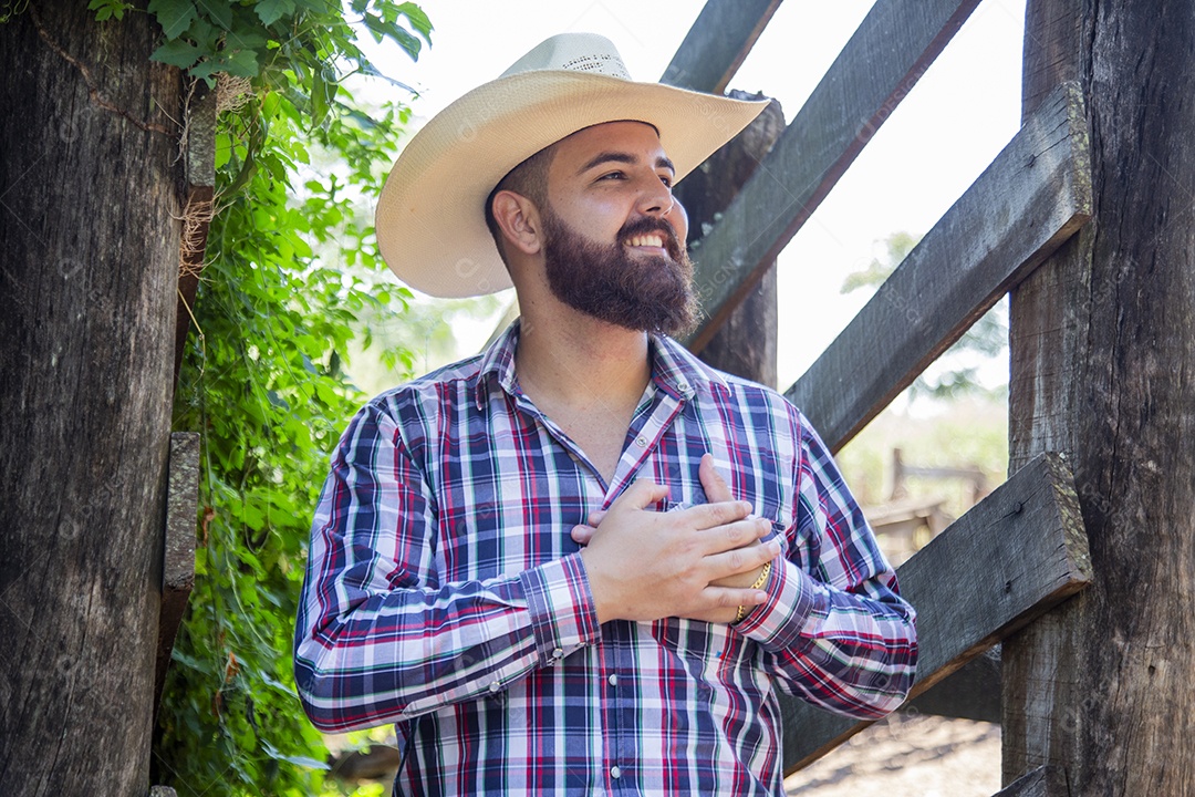 Homem jovem fazendeiro sobre fazenda