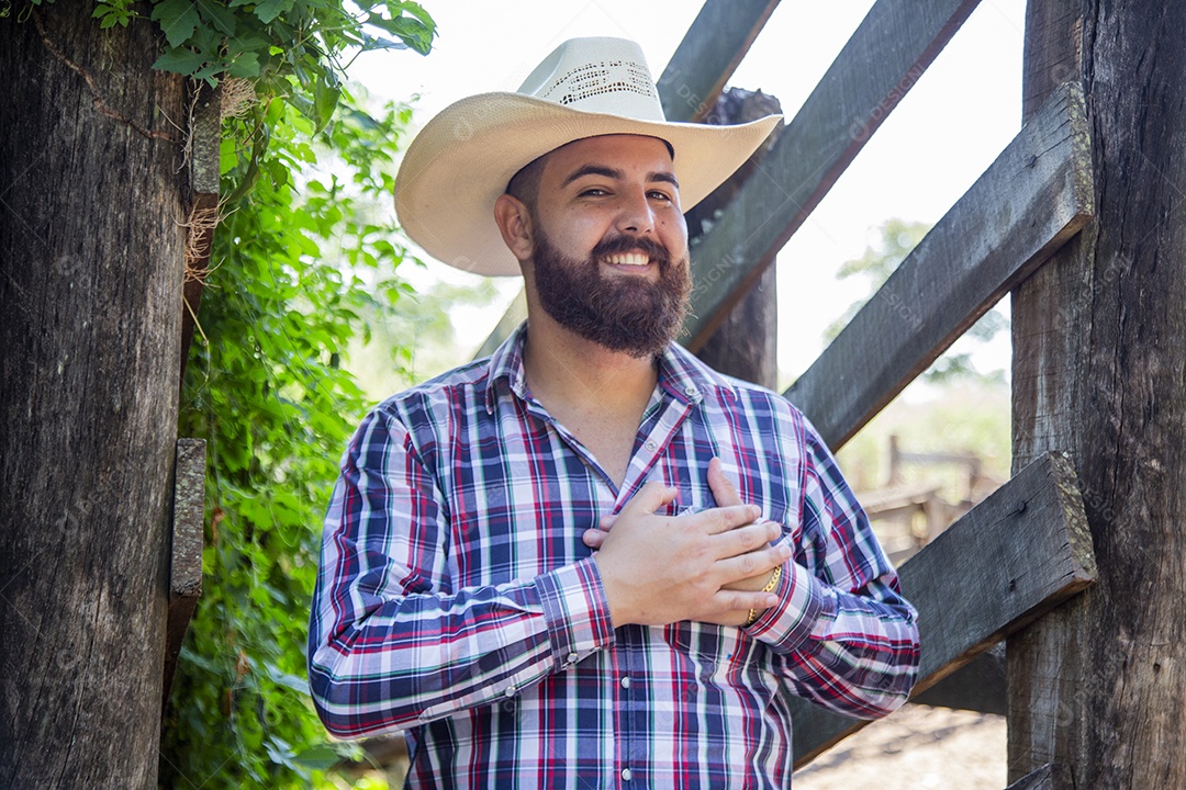 Homem jovem fazendeiro sobre fazenda