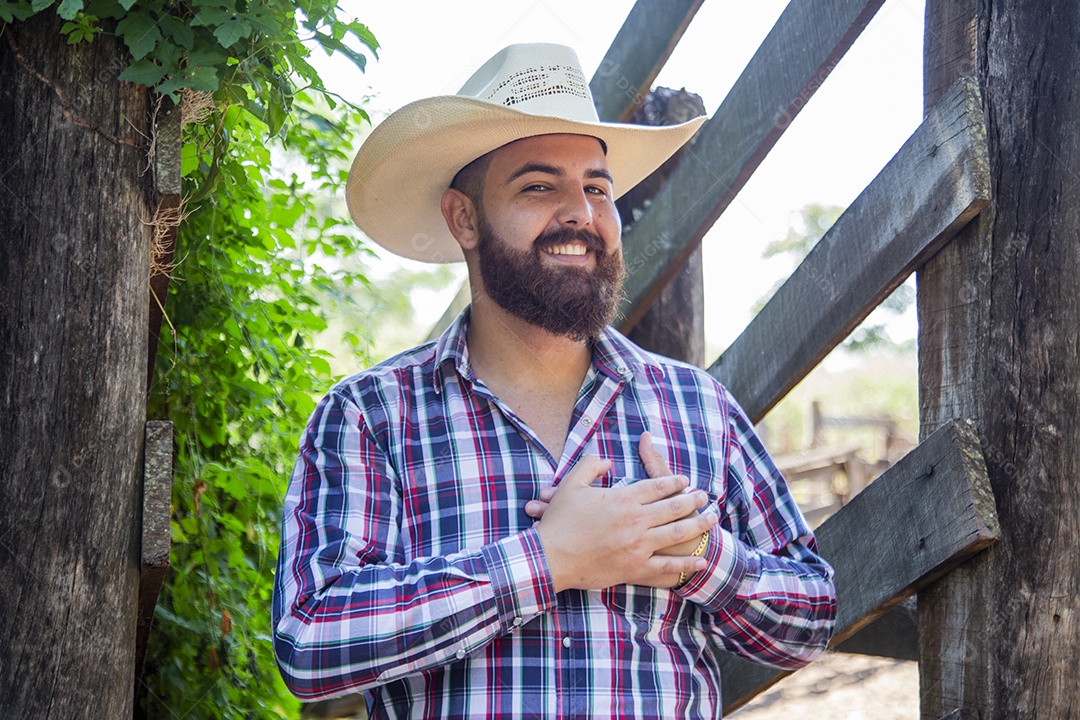 Garotinha ao lado de seu pai fazendeiro sobre fazenda