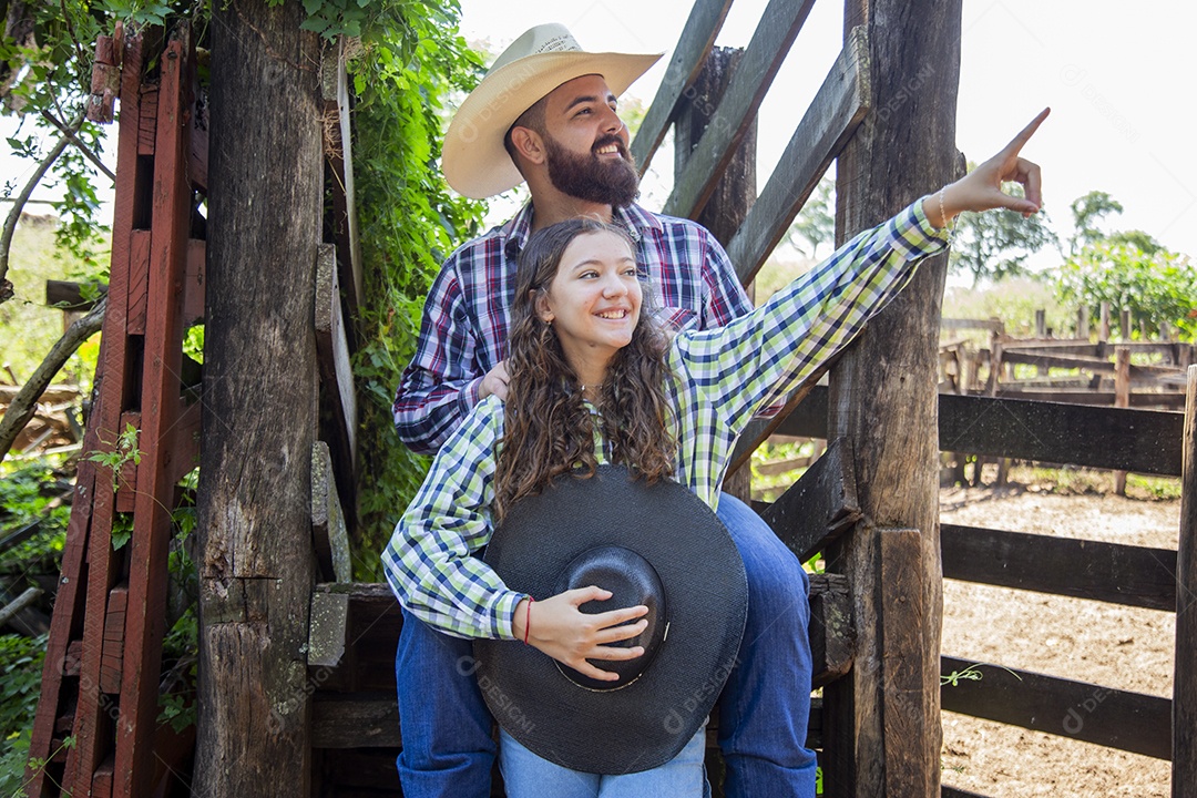 Garotinha ao lado de seu pai fazendeiro sobre fazenda