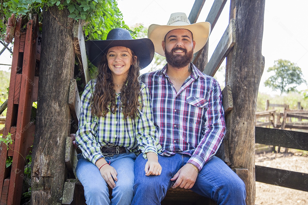 Garotinha ao lado de seu pai fazendeiro sobre fazenda