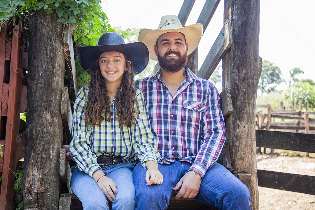 Garotinha ao lado de seu pai fazendeiro sobre fazenda