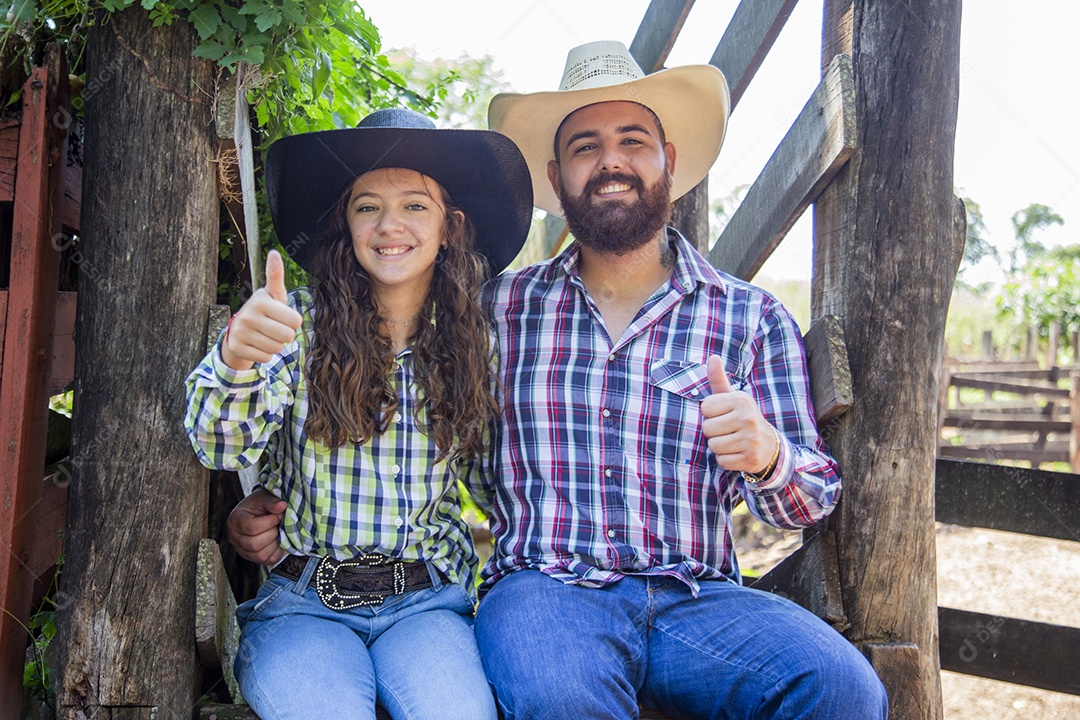 Garotinha ao lado de seu pai fazendeiro sobre fazenda