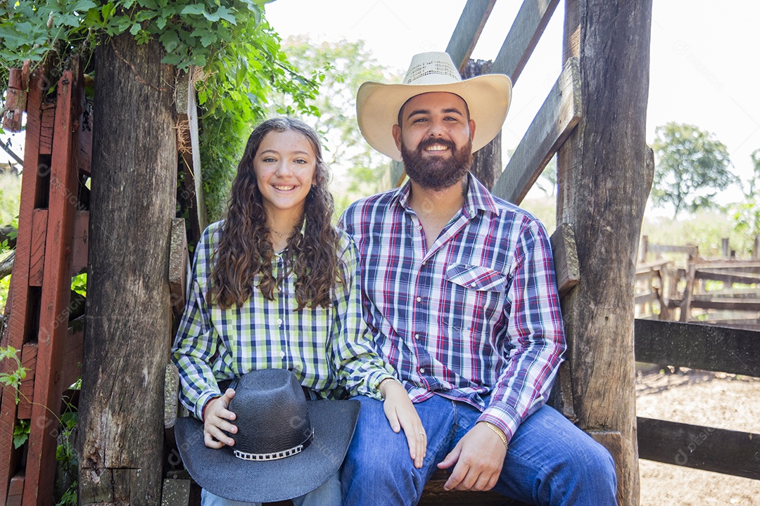 Garotinha ao lado de seu pai fazendeiro sobre fazenda