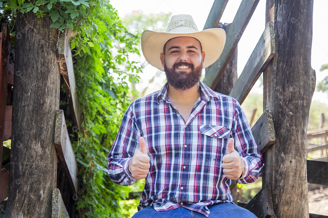 Homem jovem fazendeiro sobre fazenda