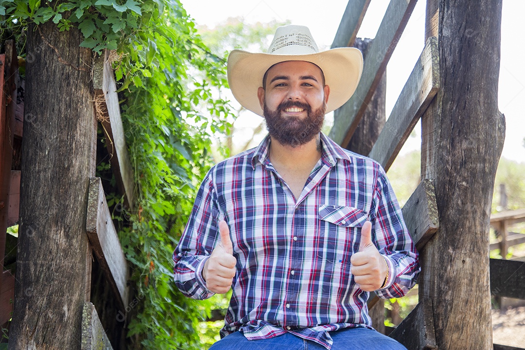Homem jovem fazendeiro sobre fazenda