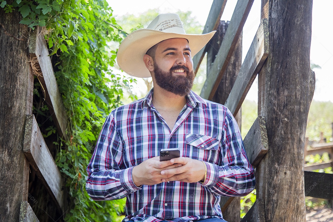 Homem jovem fazendeiro sobre fazenda