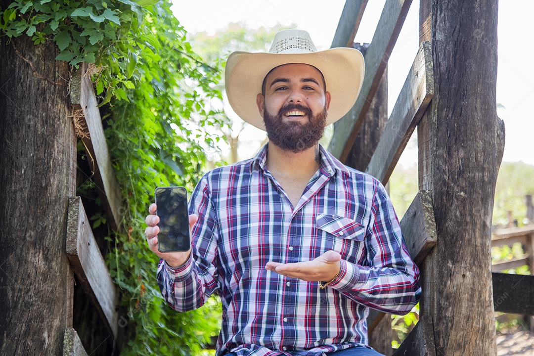 Homem jovem fazendeiro sobre fazenda