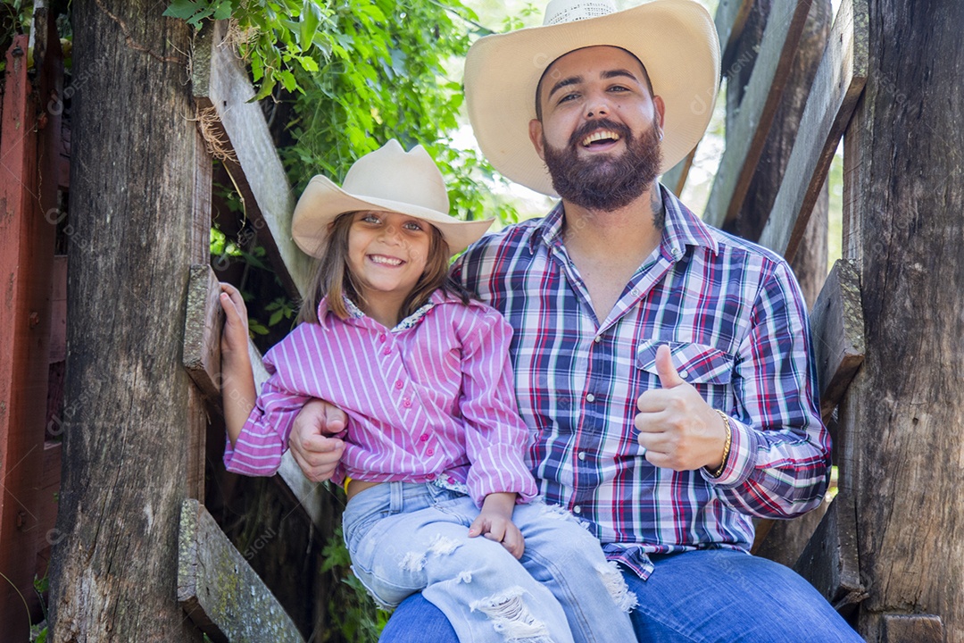 Pai fazendeiro ao lado de sua filha sobre fazenda