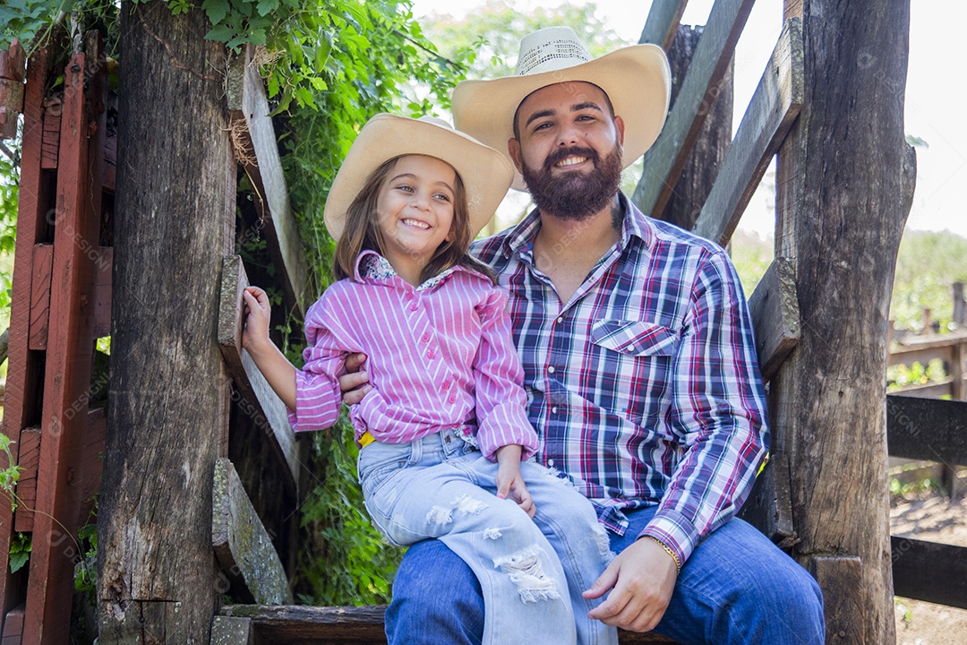 Pai fazendeiro ao lado de sua filha sobre fazenda