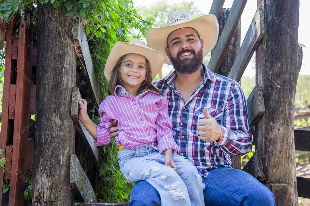 Pai fazendeiro ao lado de sua filha sobre fazenda