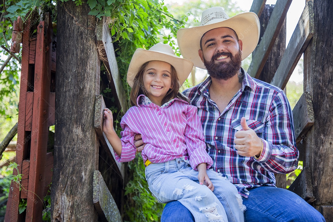 Pai fazendeiro ao lado de sua filha sobre fazenda