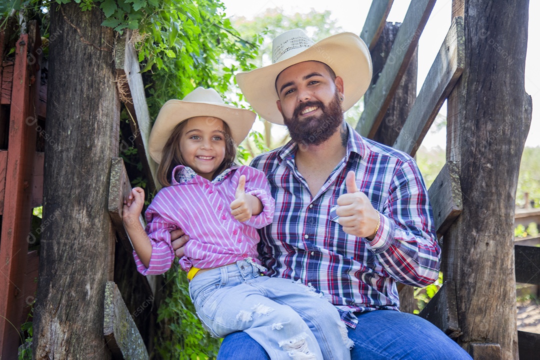 Pai fazendeiro ao lado de sua filha sobre fazenda