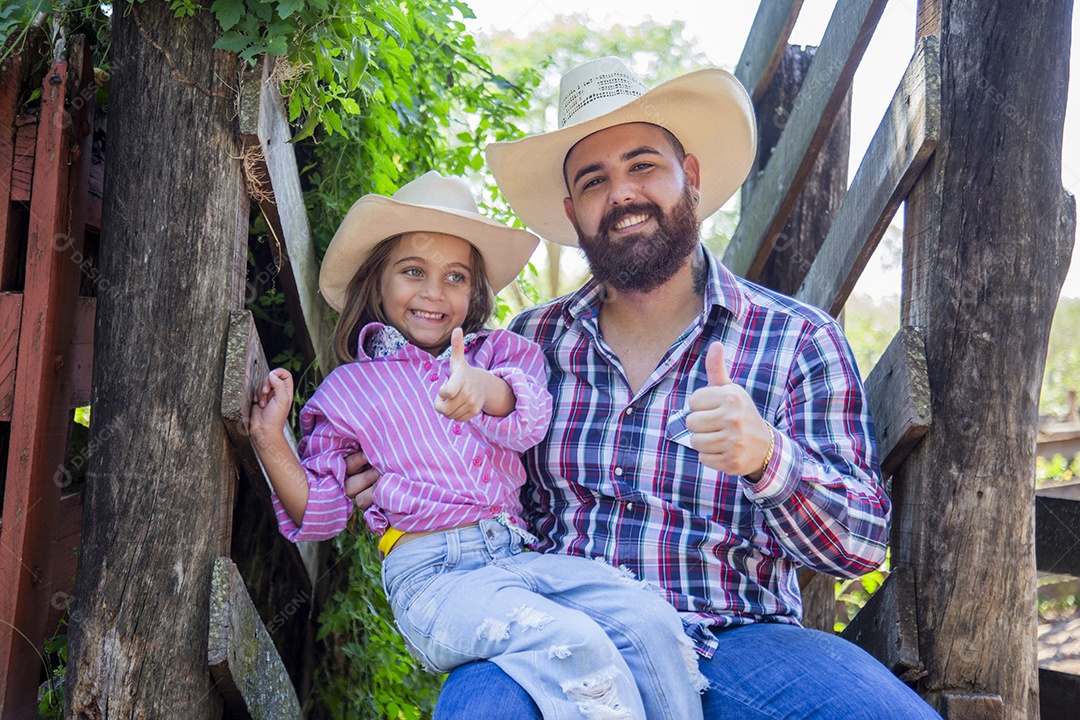 Pai fazendeiro ao lado de sua filha sobre fazenda