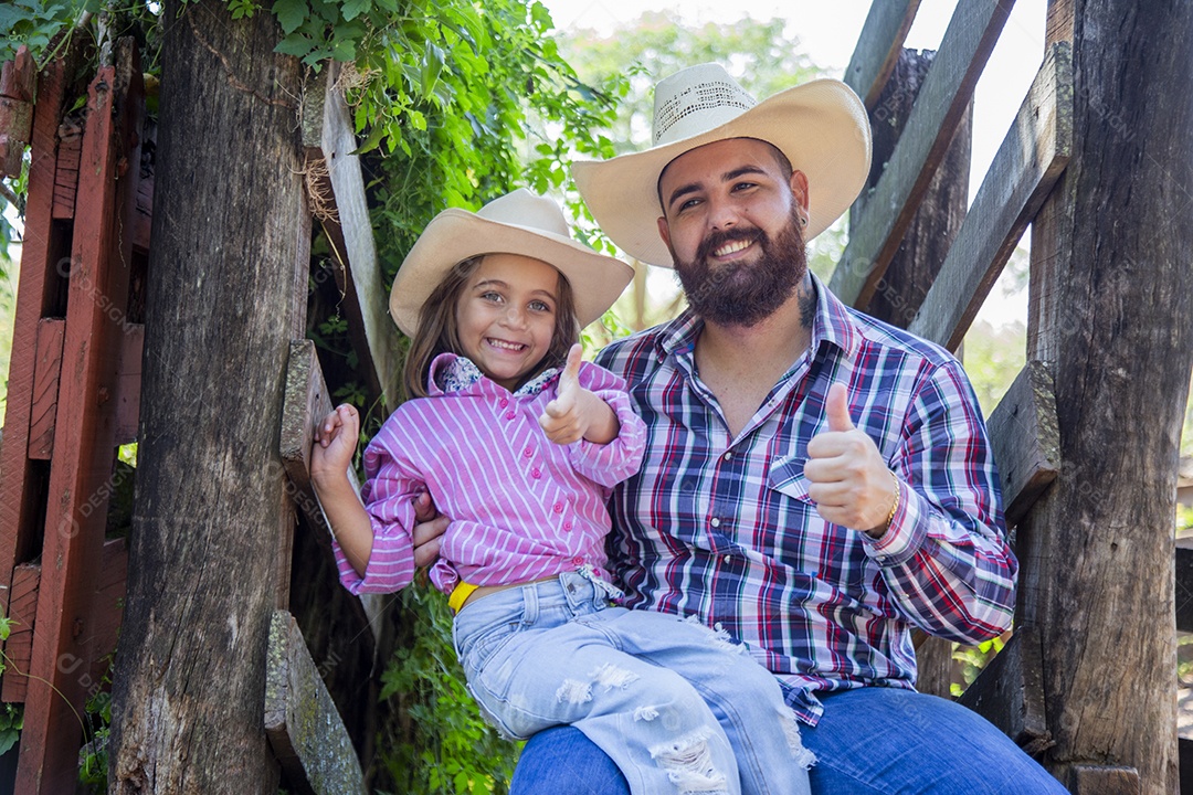 Pai fazendeiro ao lado de sua filha sobre fazenda