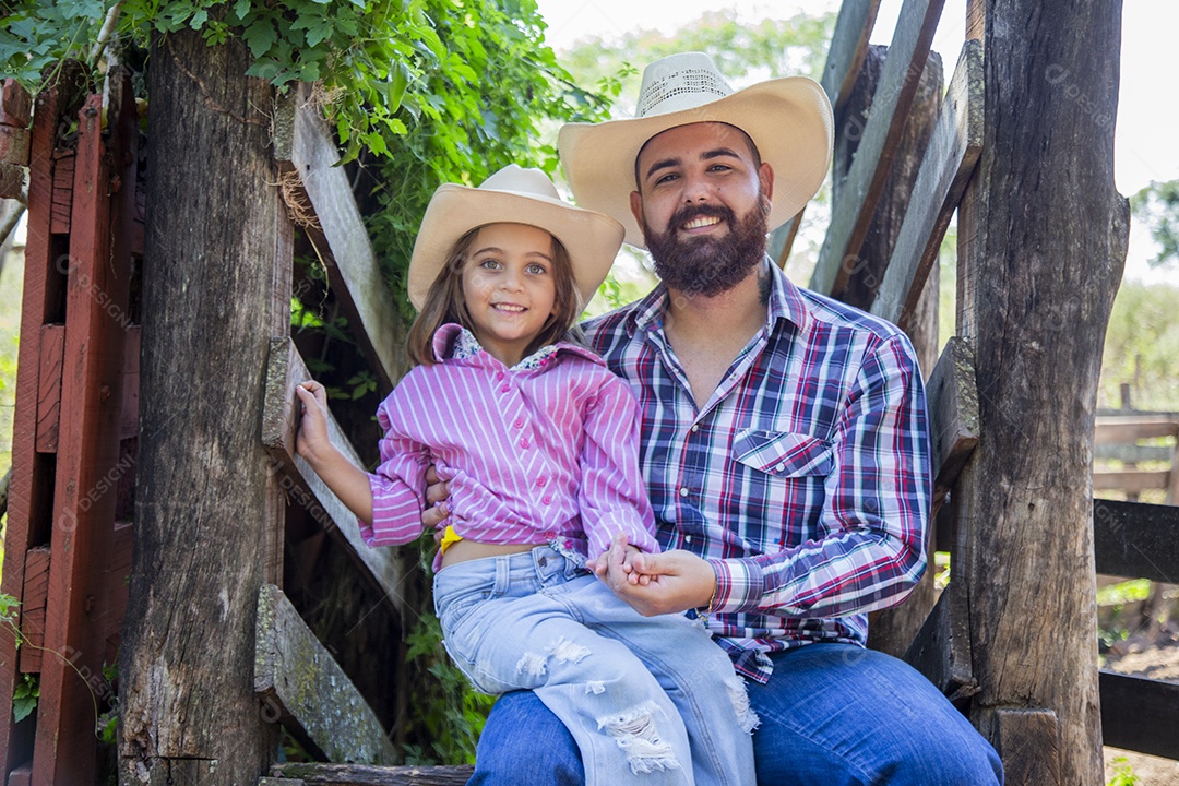 Pai fazendeiro ao lado de sua filha sobre fazenda