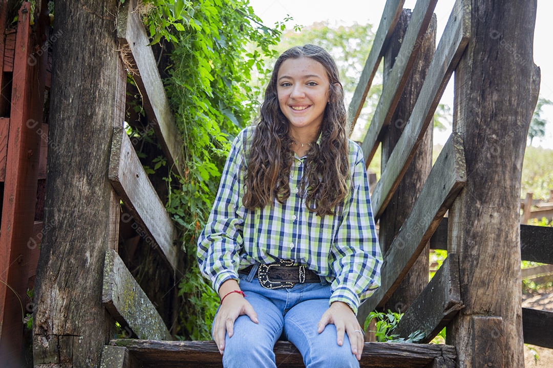 Linda menina jovem sobre fazenda