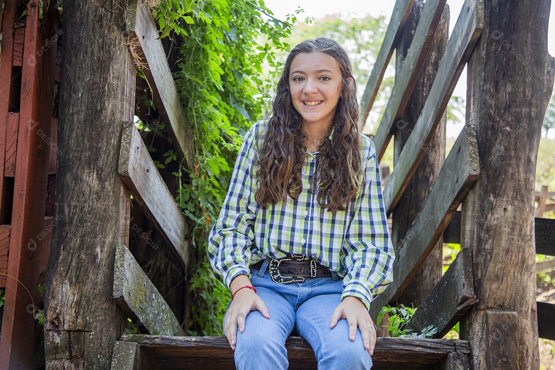 Linda menina jovem sobre fazenda