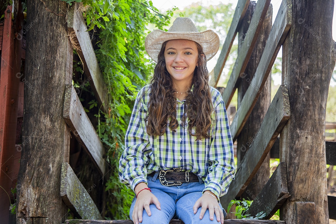 Linda menina jovem sobre fazenda
