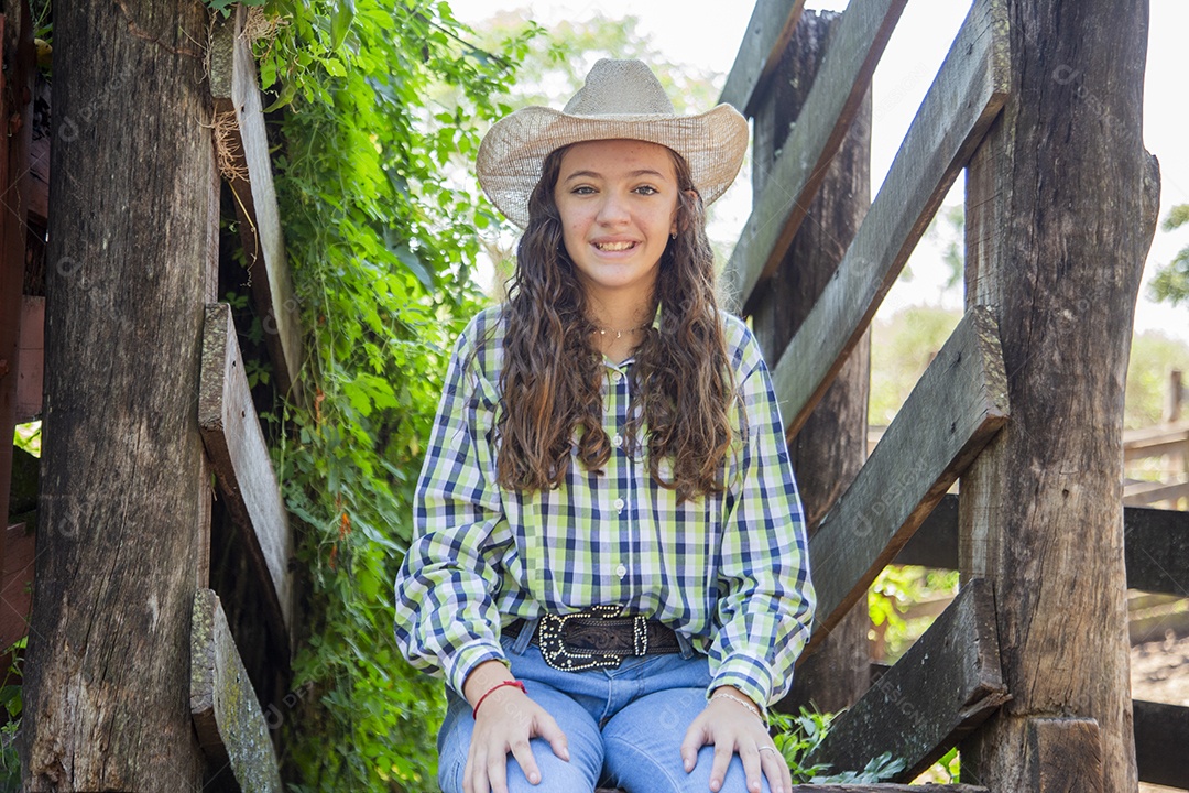 Linda menina jovem sobre fazenda