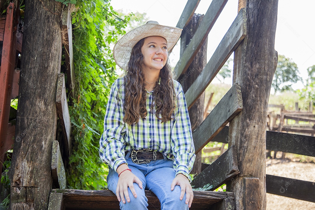 Linda menina jovem sobre fazenda