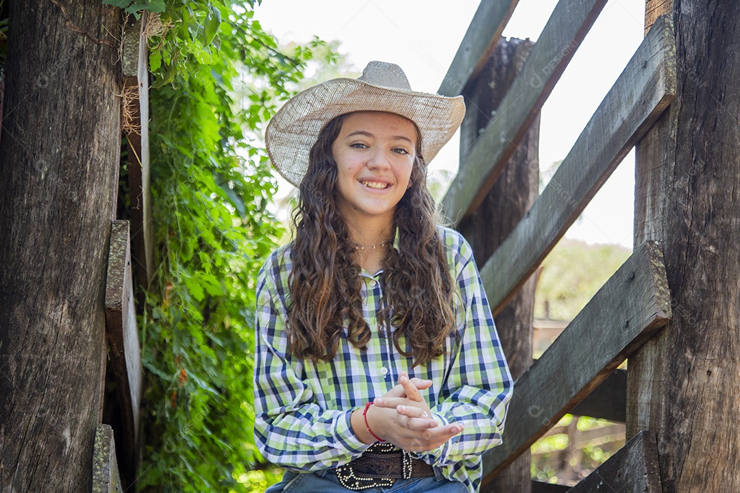 Linda menina jovem sobre fazenda