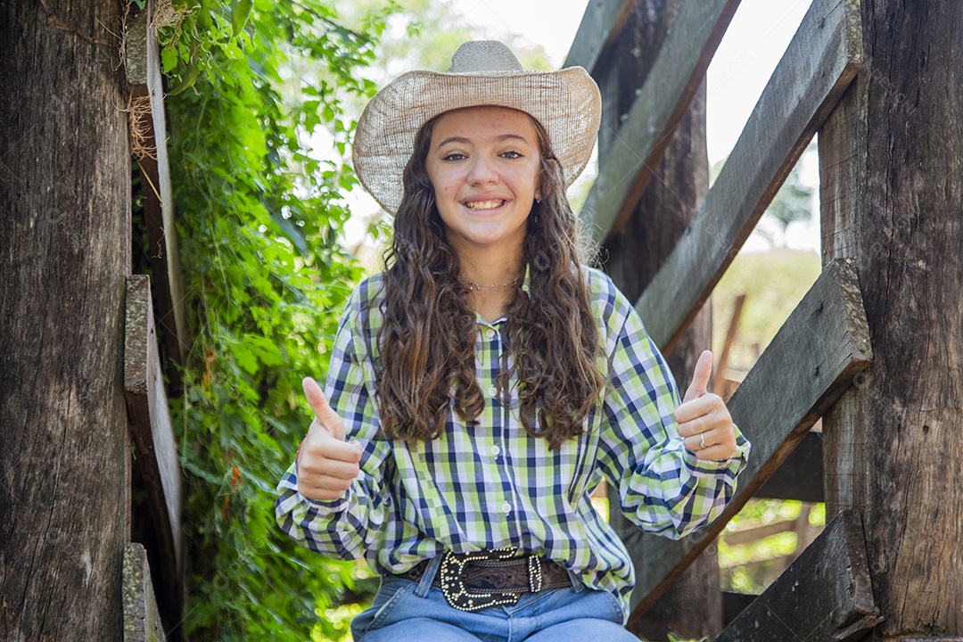 Linda menina jovem sobre fazenda