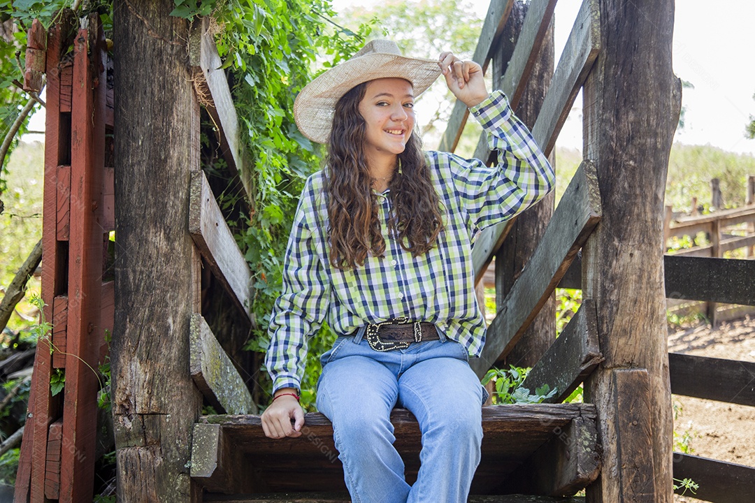 Linda menina jovem sobre fazenda