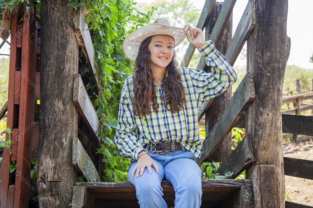 Linda menina jovem sobre fazenda