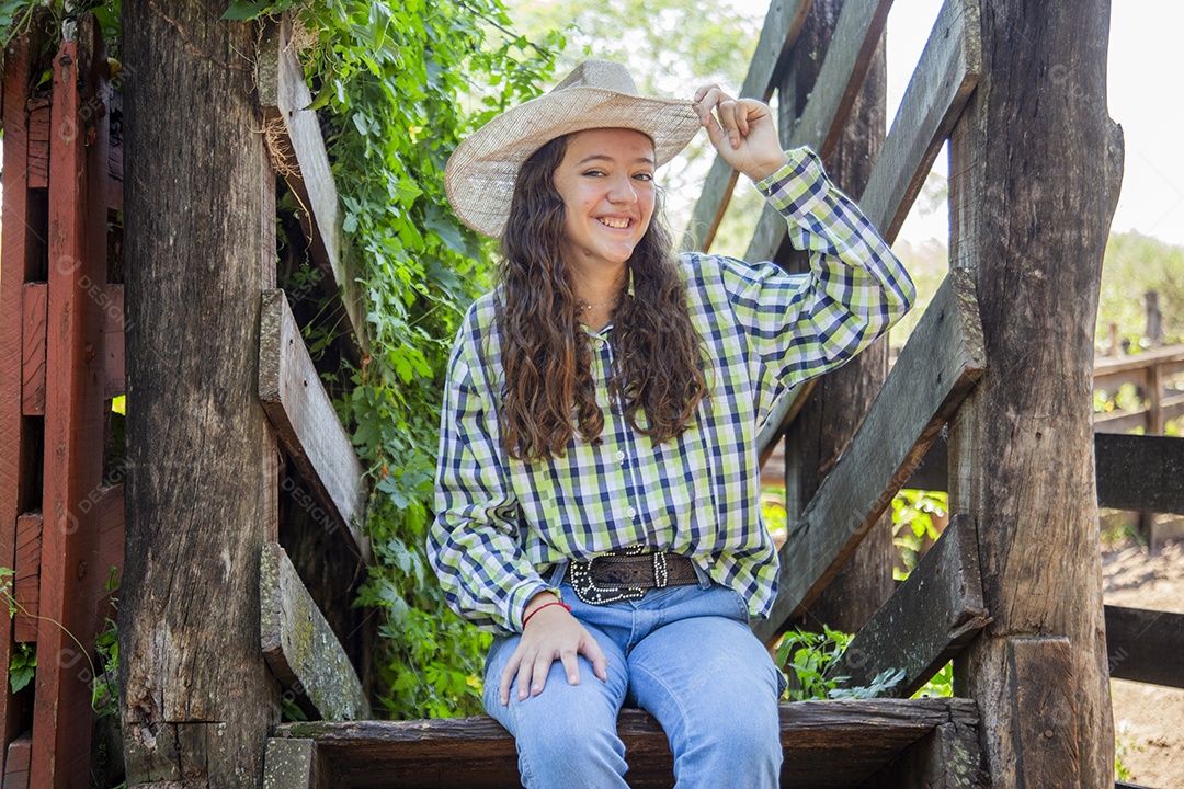 Linda menina jovem sobre fazenda