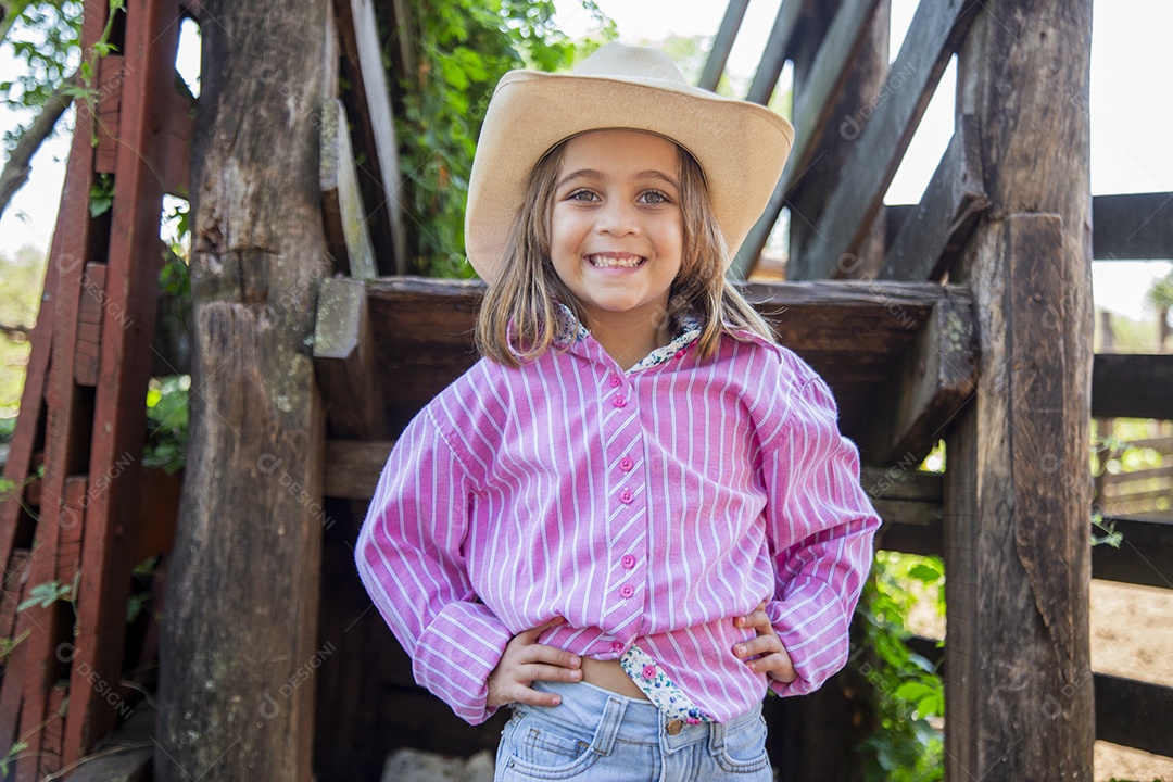 Linda menina jovem sobre fazenda