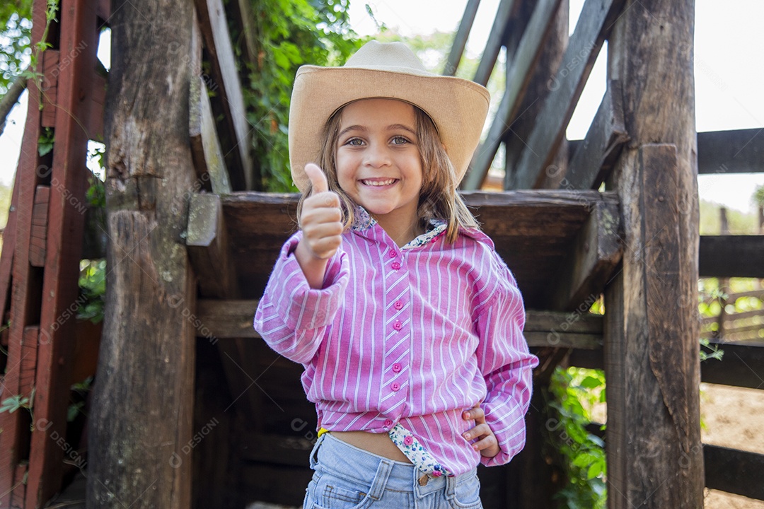 Linda menina jovem sobre fazenda