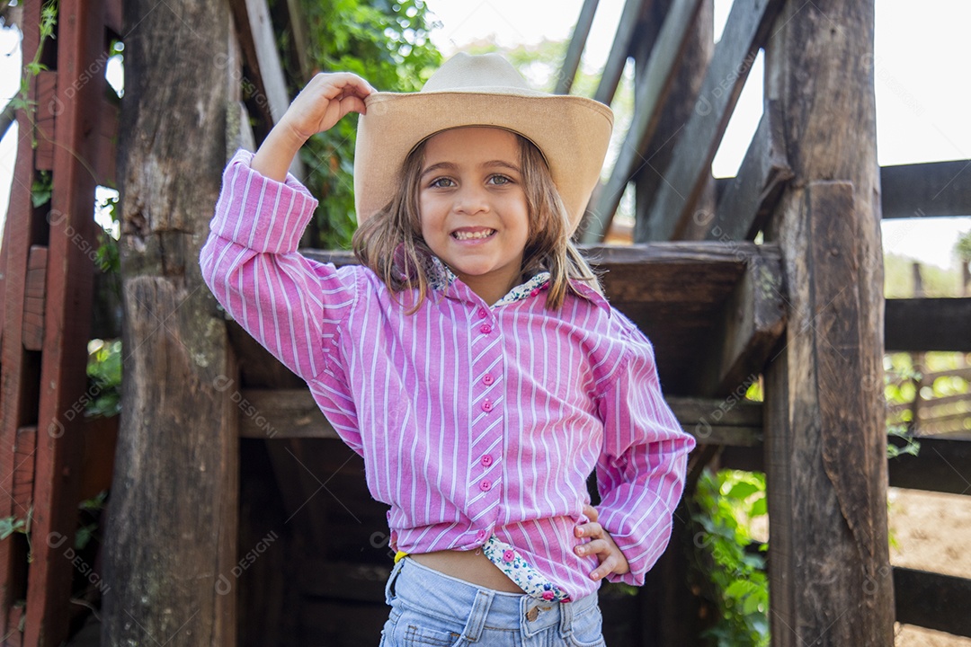 Linda menina jovem sobre fazenda