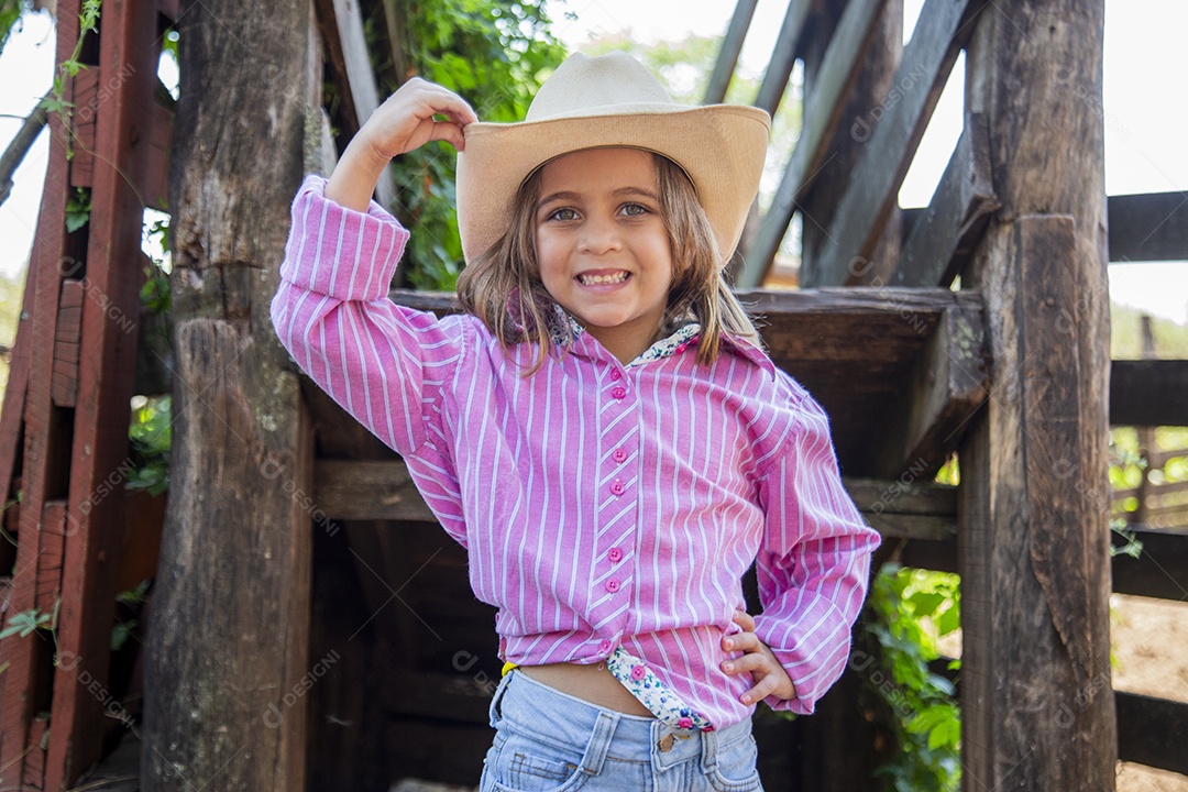 Linda menina jovem sobre fazenda