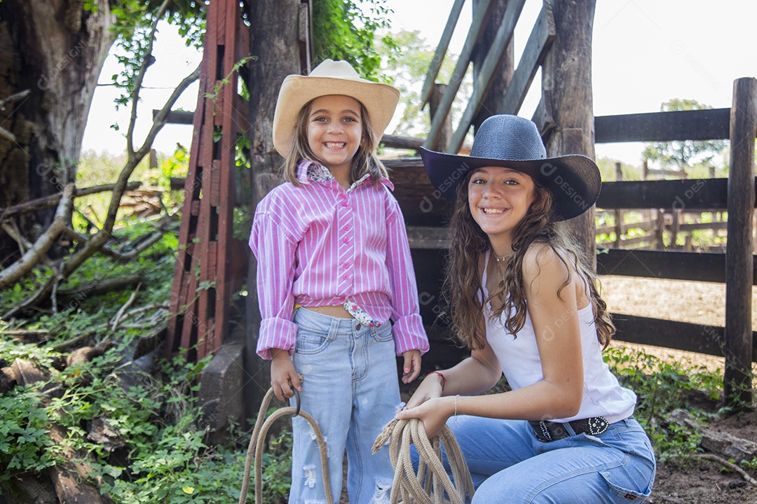 Lindas garotas jovens sobre fazenda