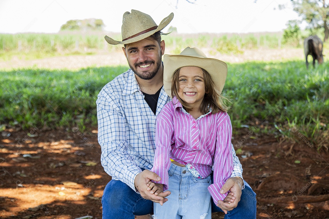 Garotinha ao lado de seu pai fazendeiro sobre fazenda