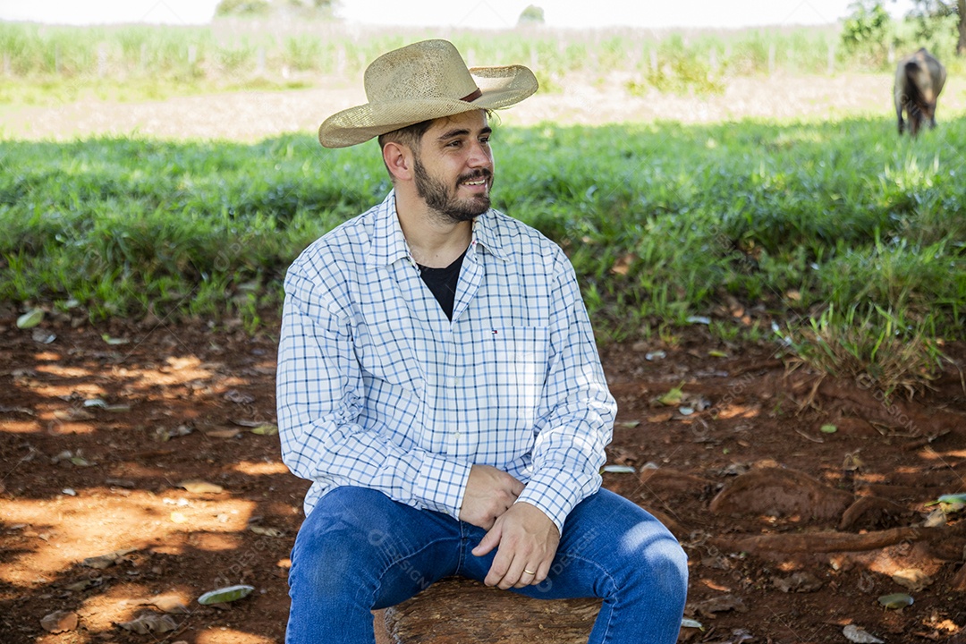Homem jovem fazendeiro sobre fazenda