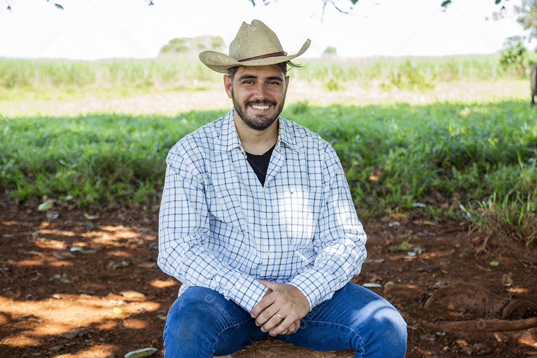 Homem jovem fazendeiro sobre fazenda